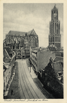 313 Gezicht in de Domstraat te Utrecht met de Domkerk en Domtoren op de achtergrond.